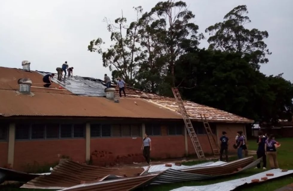Fuertes ráfagas de viento causan daños en Puerto Iguazú