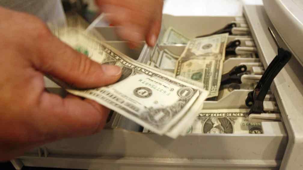 BILLETE VERDE. Los argentinos compran menos dólares para turismo y más para ahorro (Archivo).