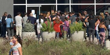 En el Hospital Central  largas colas de personas que esperan para ser hisopados por tener probables síntomas de Covid-19. Orlando Pelichotti / Los Andes
