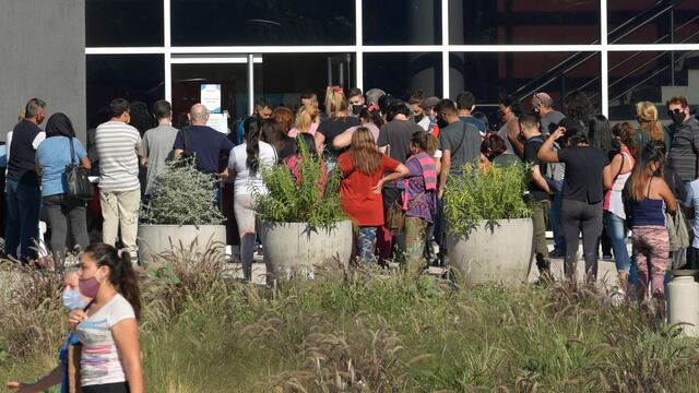 En el Hospital Central  largas colas de personas que esperan para ser hisopados por tener probables síntomas de Covid-19. Orlando Pelichotti / Los Andes