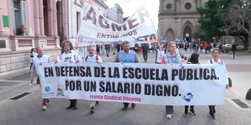 Los docentes agremiados en AGMER, SADOP y AMET.
