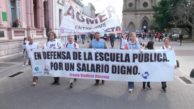 Los docentes agremiados en AGMER, SADOP y AMET.