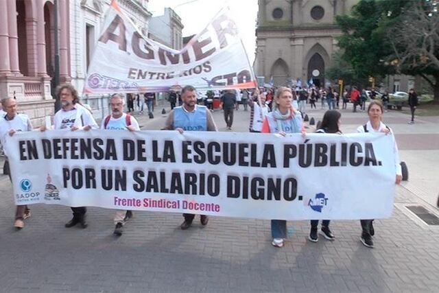 Los docentes agremiados en AGMER, SADOP y AMET.