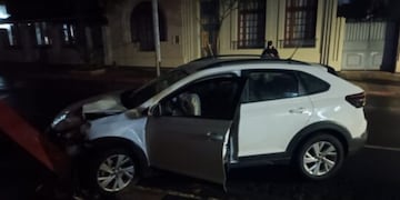 Siniestro vial en Posadas: chocó un poste de luz en pleno centro.