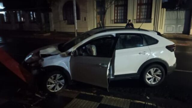 Siniestro vial en Posadas: chocó un poste de luz en pleno centro.