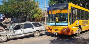 Colisionó un colectivo de Coniferal contra un auto (Nicolás Bravo)