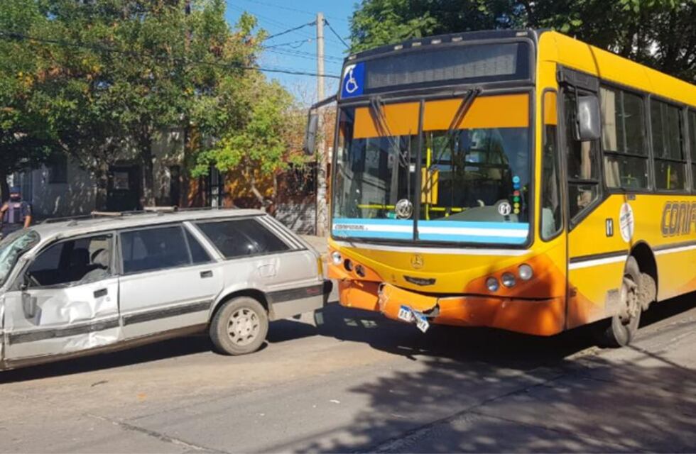 Choque entre un auto y un colectivo en Córdoba: cuatro heridos
