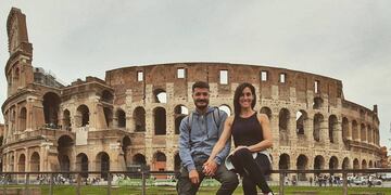 Jeremías Audoglio acompañó a su esposa y ambos posaron juntos con el Coliseo de fondo.