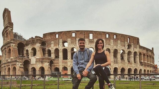 Jeremías Audoglio acompañó a su esposa y ambos posaron juntos con el Coliseo de fondo.