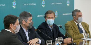 Mendoza 24 de julio de 2021 Política
Reunión de autoridades de YPF
Esta mañana, en Casa de Gobierno, se desarrolló un encuentro entre autoridades de YPF, con Gobierno de Mendoza, para analizar contratos en Vaca Muerta.
de izq a Der. Sergio Affronti (Ceo de YPF) , Pablo González (Presidente YPF), Gobernador de Mendoza Rodolfo Suárez, Enrique Vaquié (Ministro de economía y Energía de Mendoza), y Estanislao Schilardi (Director de Hidrocarburos de Mendoza).
Foto: Orlando Pelichotti / Los Andes