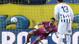 "Fatura" Broun y el momento en el que le ataja el penal a Rodrigo Garro, que podría haber sido el descuento para Talleres.