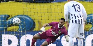 "Fatura" Broun y el momento en el que le ataja el penal a Rodrigo Garro, que podría haber sido el descuento para Talleres.