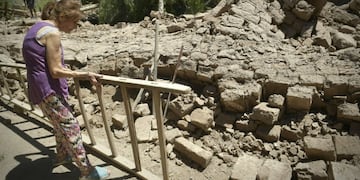 Mercedes Alvarado observa la medianera que cayó sobre la casa vecina tras el sismo de anoche. Orlando Pelichotti - Los Andes