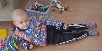 Nico, el pequeño de Rosario que necesita ayuda de todos para tratarse en Barcelona.