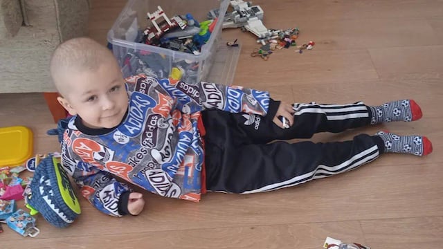 Nico, el pequeño de Rosario que necesita ayuda de todos para tratarse en Barcelona.