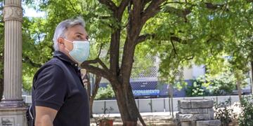 El intendente Martín Llaryora recorriendo la plaza.