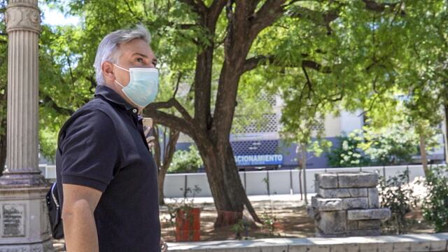 El intendente Martín Llaryora recorriendo la plaza.