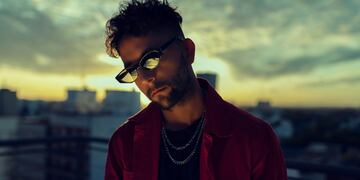 El artista en ascenso se encuentra presentando su primer material en formato banda, realizado íntegramente en la ciudad.