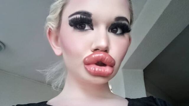 Andrea Ivanova es la mujer con los labios más grandes del mundo.