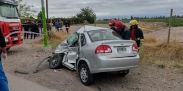 EL Chevrolet Corsa se llevó la peor parte y sus dos pasajeros perdieron la vida por el impacto contra el colectivo.