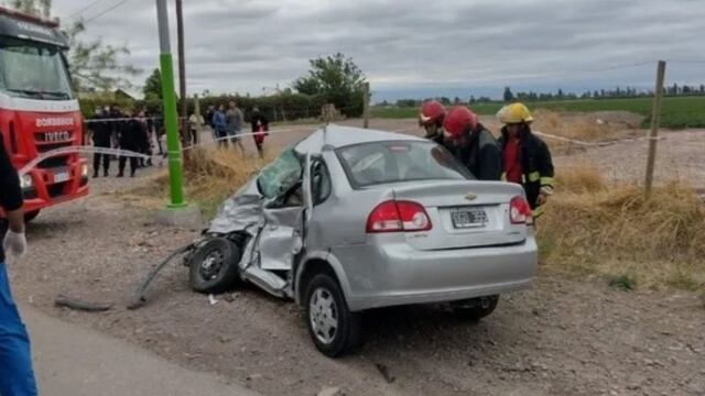 EL Chevrolet Corsa se llevó la peor parte y sus dos pasajeros perdieron la vida por el impacto contra el colectivo.