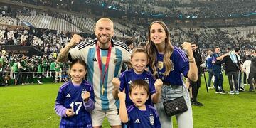 El "Papu" compartió con su familia el título obtenido en Qatar. (Instagram)