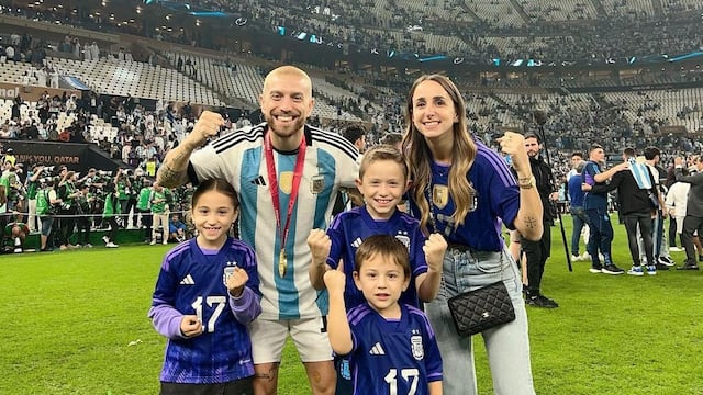 El "Papu" compartió con su familia el título obtenido en Qatar. (Instagram)