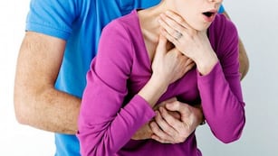 Pasos para hacer la maniobra Heimlich. Foto: Web