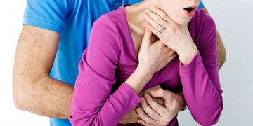 Pasos para hacer la maniobra Heimlich. Foto: Web