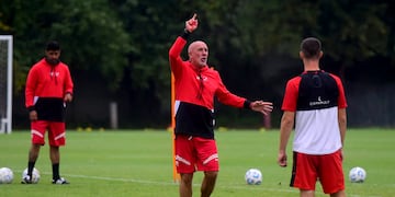 Debuta Daniel Oldrá, en partido clave para Instituto ante Sarmiento este domingo.