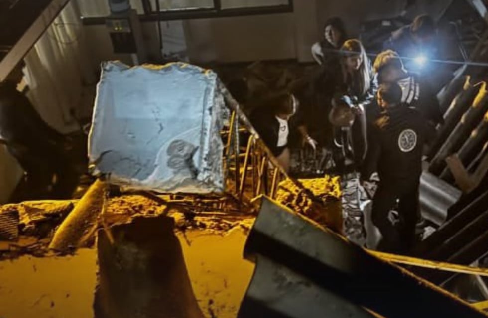 En pleno show de Luck Ra, se desplomó un techo con personas y hubo heridos