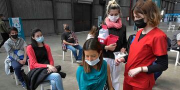 Hoy comenzó la vacunación de jóvenes de 17 años en la Nave Cultura. Orlando Pelichotti/Los Andes