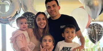 Marcos Acuña junto a su familia.