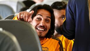 Edinson Cavani, en el avión de Buenos Aires hacia Córdoba para esperar el duelo de Boca ante Vélez por la Copa Argentina. (Prensa Boca)