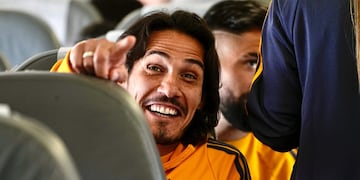 Edinson Cavani, en el avión de Buenos Aires hacia Córdoba para esperar el duelo de Boca ante Vélez por la Copa Argentina. (Prensa Boca)