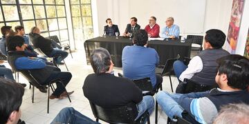 De izquierda a derecha, el concejal Lisandro Aguiar, el gobernador Carlos Sadir y los intendentes Raúl Jorge y Julio Bravo, en la reunión constitutiva de la Red de Intendentes del frente Cambia Jujuy.