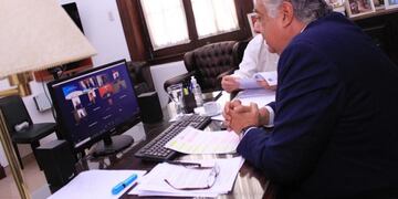 Pedro Cassani, presidente de la cámara de Diputados de Corrientes en comunicación vía Zoom con los legisladores mendocinos.
