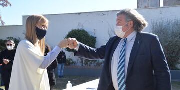 Anabel Fernández Sagasti y José Luis Ramón sellaron su alianza con un choque de puños.