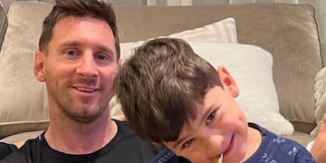 Lionel Messi junto a Ciro, su hijo más chico.
