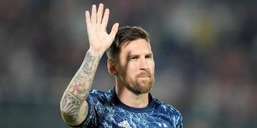 Un nene fue al predio de la AFA en Ezeiza con una curiosa bandera: “Messi, perdoná a mi mamá”. (AP)