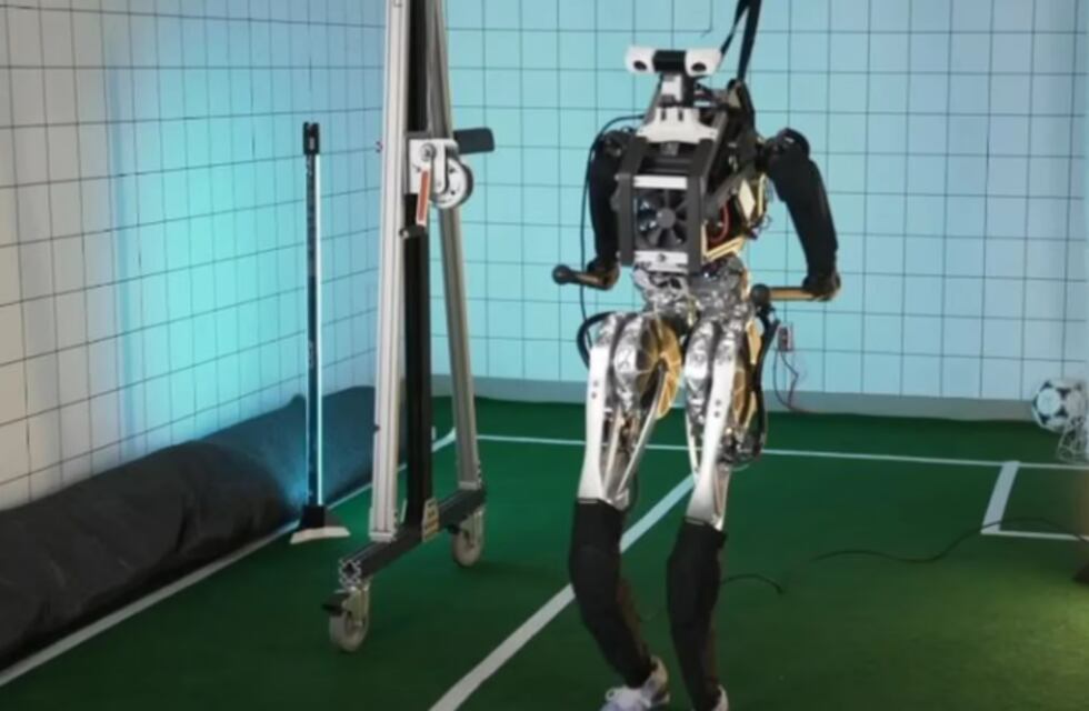 ¿Tiemblan Messi y Cristiano Ronaldo?: crearon un robot con músculos y aseguran que es capaz de jugar al fútbol