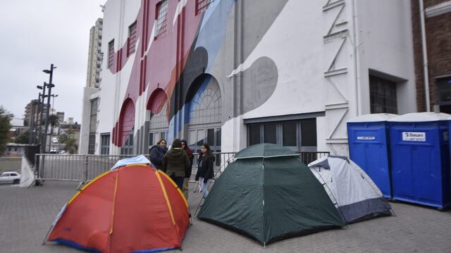 Acampe por el show de Lali en la Plaza de la Música.
