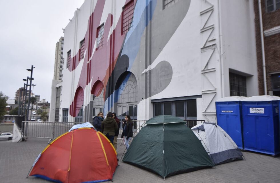 A falta de tres días para el show de Lali en Córdoba, fanáticas ya acampan afuera de la Plaza de la Música