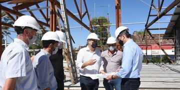 Luis Castellano recorrió con Alejandro Grandinetti la obra del Centro Artístico Metropolitano de Rafaela