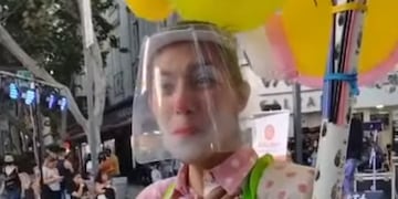 La payasa se emocionó por el gesto del hombre que le compró todos los globos para regalarle a los chicos.