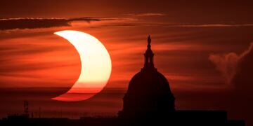 Eclipse solar parcial cuando el sol sale a la izquierda del edificio del Capitolio de los Estados Unidos, el 10 de junio de 2021