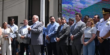 El gobernador, vicegobernador, ministros, funcionarios e intendentes