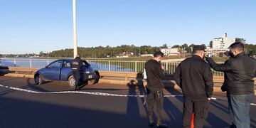 En la zona se localizó y secuestró un vehículo abandonado con disparos de arma de fuego.