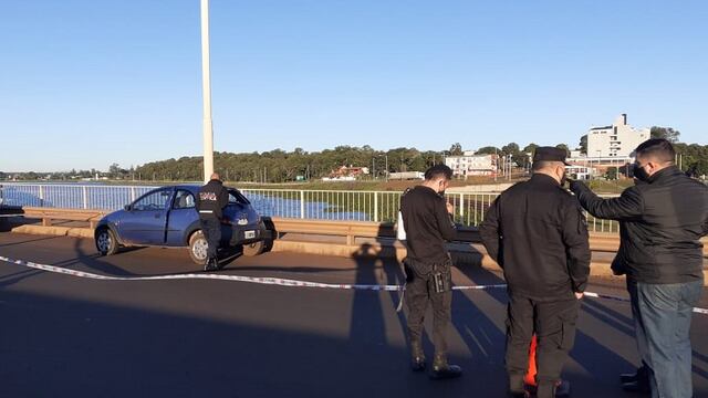 En la zona se localizó y secuestró un vehículo abandonado con disparos de arma de fuego.
