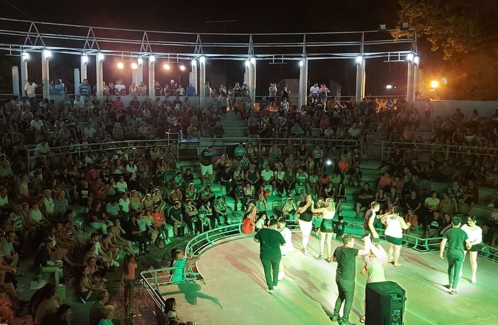 Multitudinaria “Noche de Cumbia” en la primera semana de Verano Acá